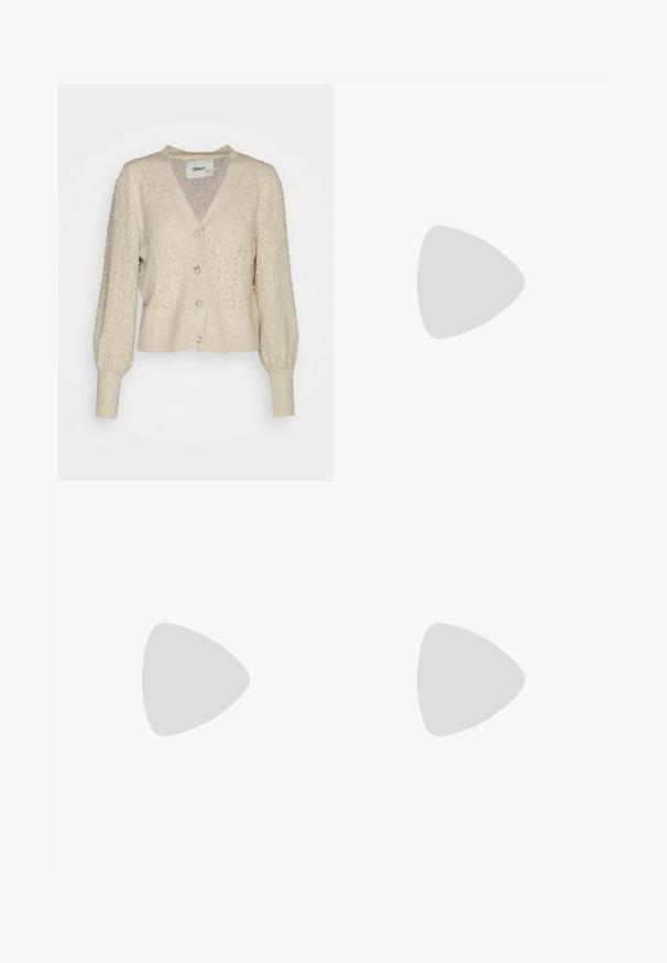 Beżowy sweter z dzianiny z wzorem w diamenty, perłowymi zdobieniami, dekoltem w serek i ściąganym dołem z zapięciem na guziki. Długie, bufiaste rękawy.; Even&Odd Petite - Top; Jasnoniebieskie spodnie o szerokich nogawkach wykonane z gładkiego materiału. Posiadają zapięcie z przodu na guzik i szlufki na pasek, a także dopasowany krój i czyste linie.; Białe wysokie trampki z płótna z czarną gumową podeszwą, przednim czubkiem z gumy i sześcioma dziurkami na sznurowadła, charakteryzujące się prostym, minimalistycznym designem.