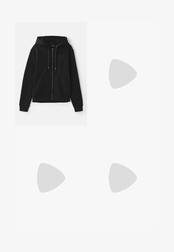 Sort zip-up hættejakke lavet af blødt stof, med snørehætte, kengurulommer og tonal logo broderi på brystet.; Sort kortærmet T-shirt med rund hals, der har en klaplomme på venstre bryst, og som prydes af et lille rektangulært logo-patch.; Mørkeblå bukser lavet af bomuld, med en lige ben-design, en frontknaplukning og en klassisk talje med bæltestropper.; Sort ruskinds sneaker med en hvid gummisål, der har tonalt syet detalje og snørredesign. Glat tekstur med en moderne, strømlinet form.