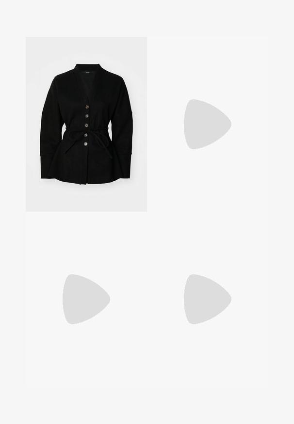 Svart kofta med V-ringning, knappstängning och bälte. Har en mjuk textur och vida ärmar som skapar en avslappnad silhuett.; Massimo Dutti FLOWING DOUBLE FABRIC GARMENT - Linne - white; Svarta byxor med rak passform, utrustade med framfickor och sidoklyvningar vid fållen. Tillverkade av mjukt, slätt tyg. Lämpliga för olika tillfällen.; Bruna mocka högklackade sandaler med öppen tå, justerbar vristrem och en randig plattformssula.