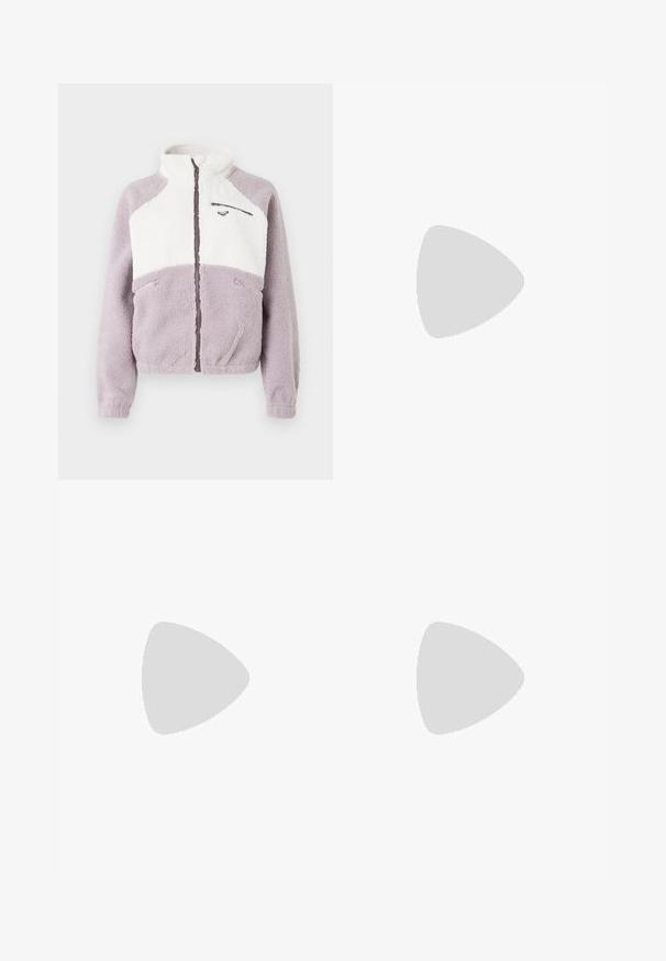 Fleecejakke med fuld lynlås og høj krave, farveblokering i lavendel og hvid, tre lynlåslommer og et lille brystlogo på en hvid panel.; Sæt med to langærmede toppe i hvid og sort. Ribbet tekstur, rund halsudskæring, tætsiddende design med let udvidede ærmer.; Sorte cargo-bukser lavet af letvægtigt stof, med vidde i benene, elastisk talje og flere sidelommer. Enkle og funktionelle.; Et par hvide sneakers med maroon detaljer, strukturerede paneler, flad sort sål og lyse snørebånd, båret med hvide ankelstrømper.; Beige håndtaske lavet af blødt materiale med et slouchy design, stikninger og to skulderremme. Velegnet til daglig brug.