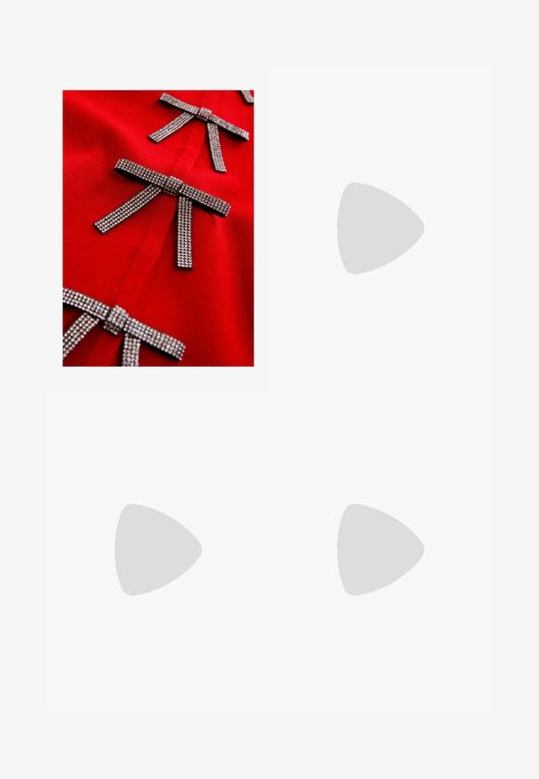 Rotes Strickkleid mit drei mit metallischen Strasssteinen besetzten Schleifen, das eine glatte Textur und ein figurnahes Design aufweist.; Schwarzes Baumwoll-T-Shirt mit kurzen Ärmeln, das ein kleines pinkes Schmetterlingsmotiv auf der linken Brust zeigt. Crewneck-Design mit einem entspannten Schnitt.; Schwarze Hose mit geradem Schnitt, ausgestattet mit Fronttaschen und Seitenschlitzen am Saum. Hergestellt aus weichem, glattem Stoff. Geeignet für verschiedene Anlässe.; Schwarze patentierte Sandalen mit Absatz, quadratischer Spitze, Knöchelriemen und silbernen Schnallen. Mit einem stabilen Blockabsatz für mehr Stabilität.