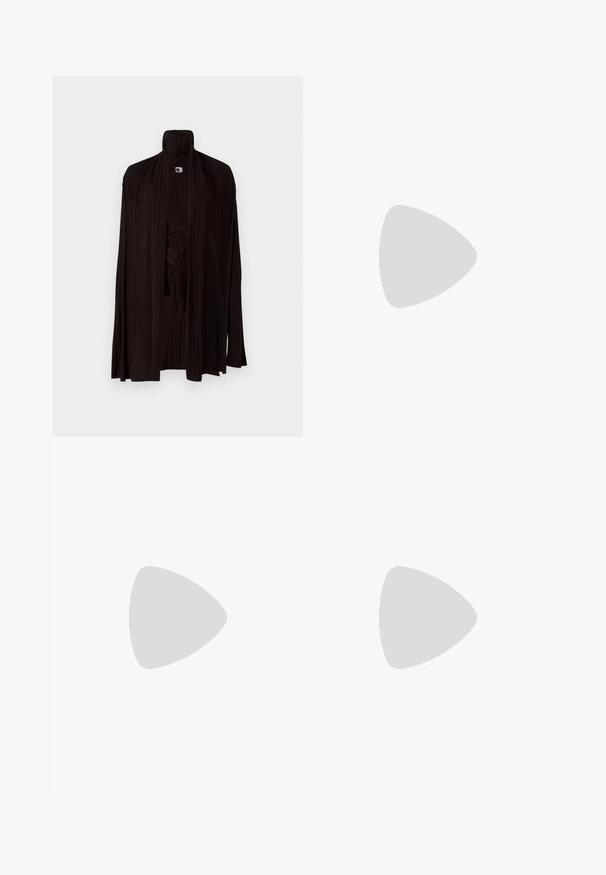 Sort plisseret cardigan med åben front, der har et tekstureret stof og et asymmetrisk drape-design. Lange ærmer strækker sig forbi håndleddene.; Stradivarius REGULAR FIT - T-shirts basic - white; Lyseblå denimjeans med en lige ben-design, fem lommer og en mellemhøj talje. Har en falmet struktur og håndsyet kant.; Brune ruskind sneakers med hvide detaljer og snørebånd. Gummisål i naturgummi. Båret med hvide sokker med sorte striber. Grøn struktureret gulv.