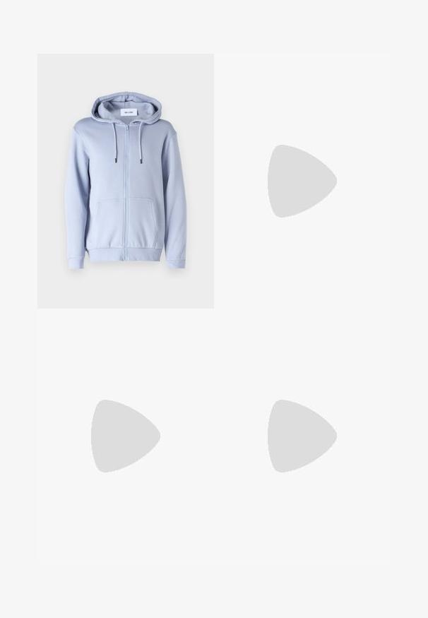 Only & Sons ONSCERES LIFE HOODIE - Mikina s kapucí - eventide; Bílý tričko s krátkým rukávem vyrobené z bavlny, s kulatým výstřihem a mírně prodlouženým zadním dílem, s malým logem na boku.; Světle modré džíny s uvolněným střihem, s rovnými nohavicemi a standardním šitím, spárované s černými teniskami.; Černé kožené tenisky s bílými pruhy, texturovanou gumovou podrážkou a šněrováním vpředu. Obsahují značenou etiketu na jazyku.