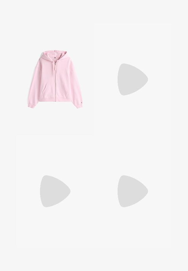 Roze zip-up hoodie, gemaakt van katoen, met een voorzak, trekkoordkap en geribbelde manchetten. Subtiele logo-details op de borst.; Zwarte katoenen t-shirt met korte mouwen, voorzien van groene en witte "Nike Tennis Club" graphic, illustraties van een tennisbal en racket.; Zwarte wijdlopende broek van lichtgewicht stof, met een marineblauwe zijpaneel en een elastische tailleband. Klein wit logo onderaan.; Zwarte leren en synthetische sneakers met witte Nike swoosh, rubberen gumzool, ronde neus en zwarte veters. Geribbelde witte sokken zichtbaar.