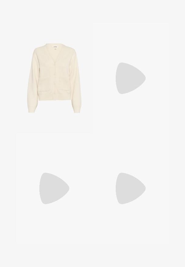 Soaked in Luxury CALISA - Strickjacke - whitecap gray; Stradivarius ASYMMETRICAL  - T-Shirt print - black; Stradivarius Stoffhose - black; Schwarze patentierte Sandalen mit Absatz, quadratischer Spitze, Knöchelriemen und silbernen Schnallen. Mit einem stabilen Blockabsatz für mehr Stabilität.