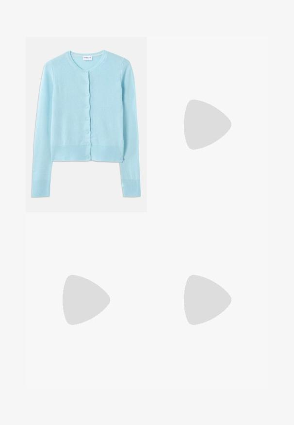 Cardigan bleu clair en tissu doux, présentant un col rond, des manches longues et une fermeture à boutons avec des poignets et un ourlet côtelés.; T-shirt en coton à manches courtes avec un col rond, présentant des rayures verticales noires sur un fond blanc et un design à coupe droite.; Jeans en denim bleu clair avec une coupe large, cinq poches, passants de ceinture et fermeture à bouton. Le tissu a une texture lisse.; Paul Smith TOPANGA - Ballerines - black