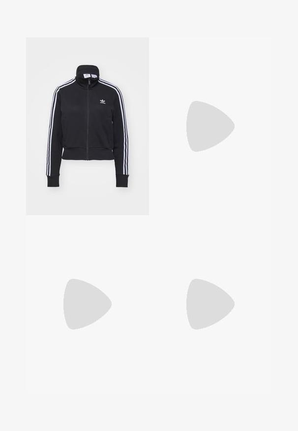 Giacca nera con zip e colletto alto, in tessuto a costine, con accenti bianchi a tre righe sulle maniche. Presenta un logo ricamato sul petto.; T-shirt in cotone nero con maniche corte, scollatura rotonda, presenta un logo bianco Adidas sul petto. Design semplice, vestibilità rilassata.; Pantaloni in felpa neri a gamba larga con vita elastica, dotati di strisce bianche sui lati e un logo ricamato sulla coscia sinistra.; Sneakers in vernice nera con tre strisce bianche, lacci neri e suola nera testurizzata, abbinati a pantaloni verde oliva.