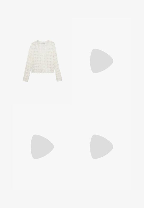 Mango Strickjacke - off-white; Weißes Kurzarm-T-Shirt, runder Halsausschnitt, weicher Baumwollmischstoff, lockere Passform, nahtsaum, minimalistisches Design ohne Verzierungen.; Weiße, weite Hosen aus weichem Stoff, mit einem Kordelzug in der Taille und zwei vorderen Taschen. Glatte Textur und keine sichtbaren Muster.; Weiße High-Heel-Sandale mit einem klobigen Absatz, die über ein Riemchendesign und ein Knöchelband verfügt. Glatte Textur mit einer Plattform vorne für zusätzliche Höhe.