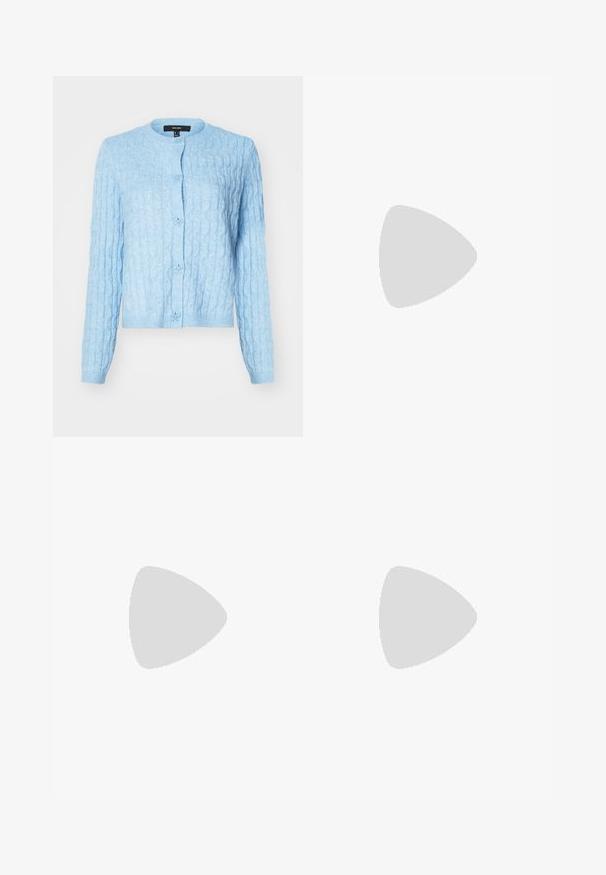 Cardigan lavorato a maglia azzurro chiaro con motivo a treccia, scollo rotondo e bottoni frontali con decorazioni floreali. Polsini e orlo a coste.; T-shirt bianco a maniche corte con una vestibilità rilassata e una texture smock in vita. Realizzato in tessuto morbido e leggero.; Pantaloni bianchi a gamba larga realizzati in tessuto leggero, dotati di una vita elastica e di un cordino per una vestibilità regolabile. Texture liscia.; Sneakers crema e lavanda con tre strisce e suola marrone texturizzata, dotati di lacci e tallone imbottito. Parte superiore in tessuto morbido.