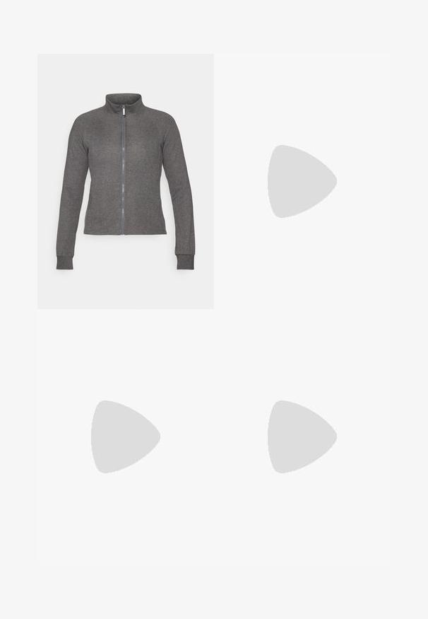Grå glidelåsjakke laget av teksturert stoff med høy krage, lange ermer og slim fit. Har logo på venstre bryst.; Svart langermet crop-top laget av ribbestrikket stoff. Har rund halslinning og tettsittende silhuett med teksturert overflate.; Svarte tights laget av elastisk materiale. Høy midje, glatt tekstur, med mønstrede detaljer ved leggen.; Hvit sportsko med et teksturert strikket overdeler, en glatt hvit mellomsåle og en gummisåle med et subtilt mønster.