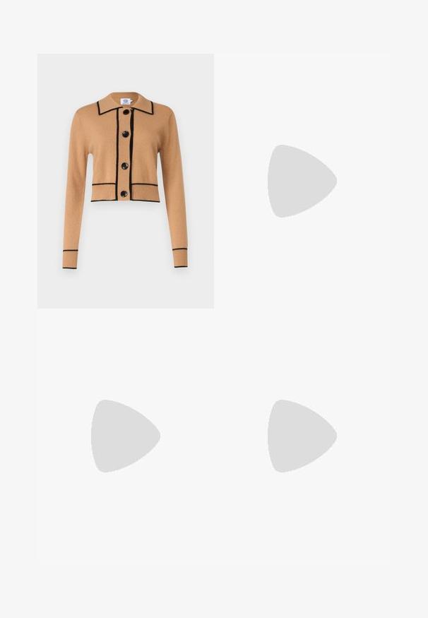 Avkuttet cardigan i kamelstrikk med svart kant. Har krage, knappelukking foran og lange ermer med tettsittende mansjetter. Fire svarte knapper.; Hvit kortermet t-skjorte laget av ribbestrikket materiale. Rund hals, vanlig passform og subtile sømdetaljer. Ingen mønstre eller grafikk.; Lys blå denimjeans med rette ben, subtil fading og medium høyde på livet. Har fem lommer og beltehemper.; Svart skinnballettflatt med rund tå, glatt tekstur, minimal sømdetalj, og et fleksibelt såledesign.; Sœur Skulderveske - cognac