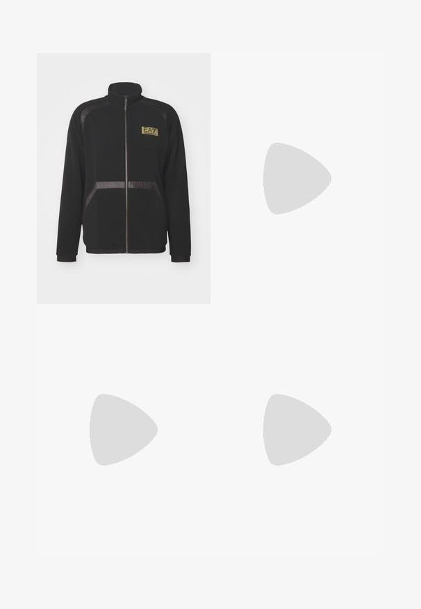 Giacca nera con zip, caratterizzata da un tessuto testurizzato, pannelli lisci sulle spalle e un logo dorato sul petto. Vestibilità strutturata e maniche lunghe.; T-shirt bianco in cotone con scollatura rotonda e maniche corte, con il logo oro EA7 Emporio Armani stampato sul fronte.; Pantaloni sportivi neri realizzati in tessuto morbido, con vita elastica e un piccolo logo EA7 giallo sulla parte bassa della gamba sinistra.; Sneaker in pelle bianca con una finitura liscia, punta rotonda, lacci piatti e suola testurizzata. Presenta un logo discreto sul tallone.