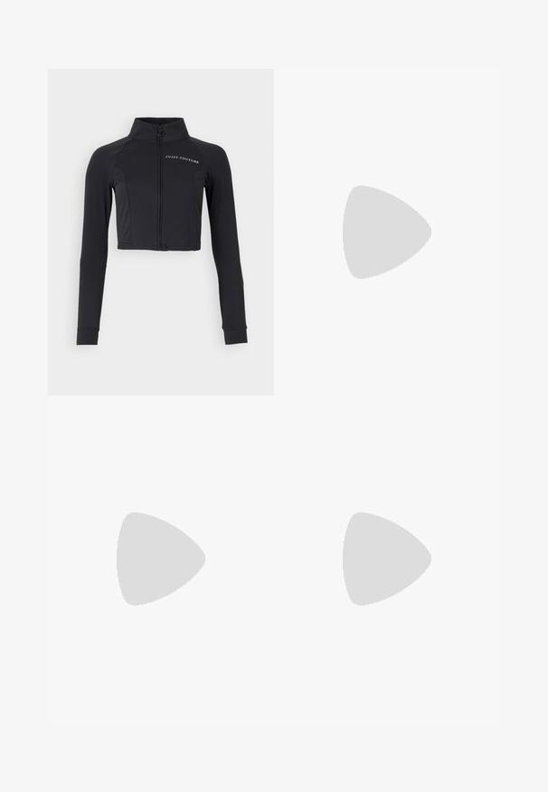 Črna skrajšana jakna iz elastičnega materiala, ki ima visok ovratnik, dolge rokave in sprednji zadrgo z belim logotipom "JUICY COUTURE".; Črna bombažna majica s kratkimi rokavi, ki ima majhen roza metuljček na levi strani prsnega dela. Majica s krožnim ovratnikom in sproščenim krojem.; Črne, lahke hlače z elastičnim pasom in nabranimi gležnji. Tkanina je gladka in ima sproščen, taperiran dizajn.; Črne usnjene platforme z debelim blokastim petam, okroglo konico in klasičnim vezanjem. Imajo gladko teksturo in minimalne podrobnosti.