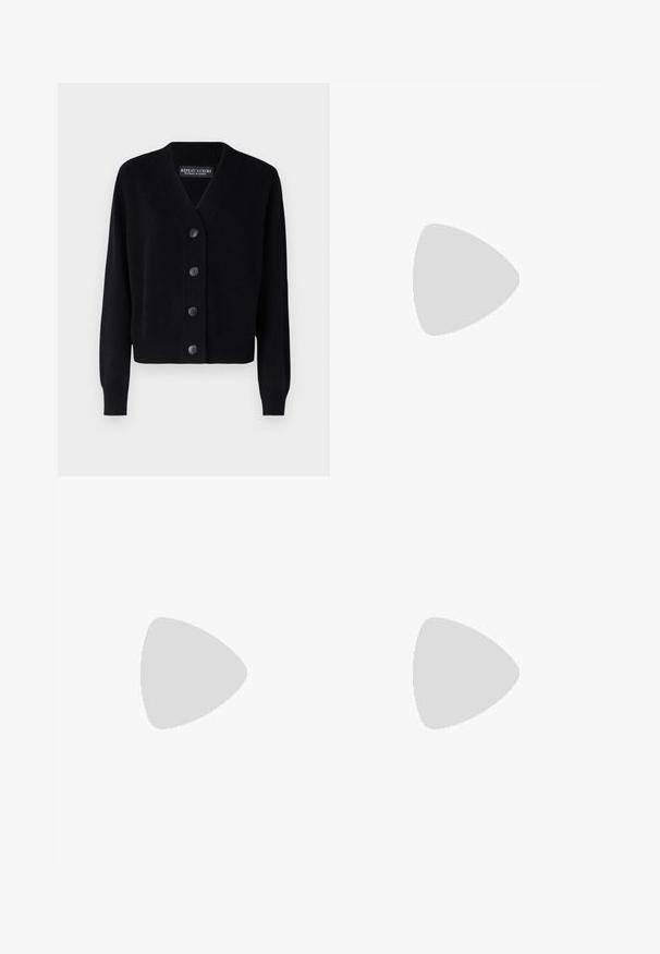 Repeat CARDIGAN - Cardigan - black; T-shirt in cotone nero con scollo rotondo, maniche corte e logo stampato bianco "Calvin Klein" insieme al testo "Established 1968".; Jeans neri a gamba larga in denim, con vita alta, styling a cinque tasche e chiusura con bottone metallico e cuciture a contrasto.; Mocassini in pelle nera con punta arrotondata, suola spessa e testurizzata, e minime cuciture. Design elegante senza lacci o parti metalliche visibili.