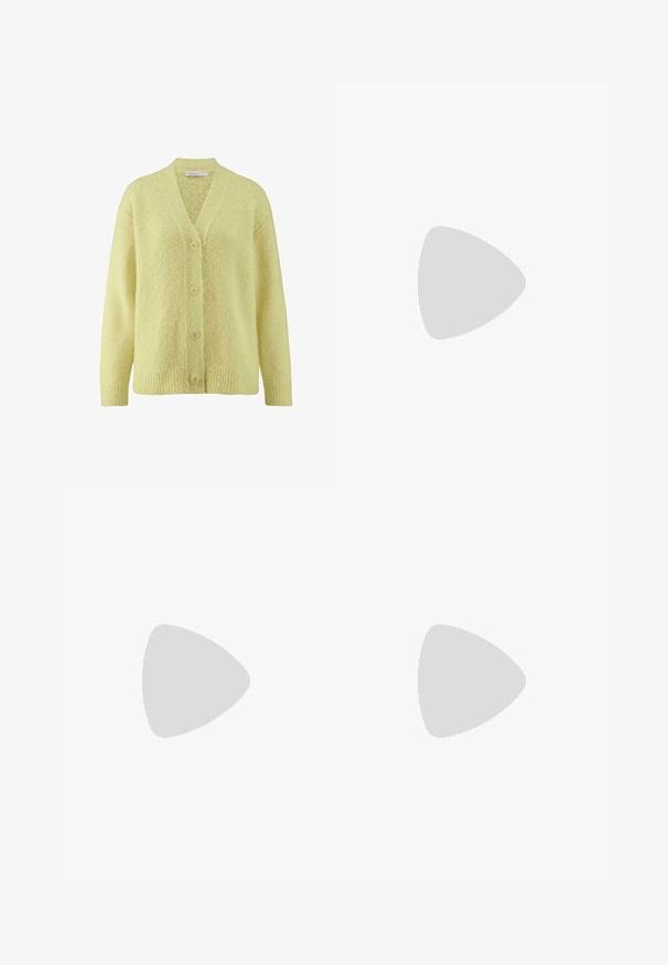 hessnatur RELAXED - Strickjacke - zitronengras; Weißes Kurzarmoberteil mit Rundhalsausschnitt. Verfügt über geraffte Textur an den Seiten und eine figurbetonte Silhouette, gefertigt aus weichem, dehnbarem Material.; Helle Stoffhose mit weitem Bein und glatter Textur, ausgestattet mit einem einzelnen Knopf vorne, dezenten Falten und einem Hochbund-Design.; Durchsichtige Sandale mit transparentem Obermaterial, beigem Fußbett und einem schlanken Knöchelriemen. Sie hat eine spitz zulaufende Zehenpartie und einen dünnen, hohen Absatz.; Helle blaue Handtasche mit strukturiertem Design, zwei Griffen und einem Beschlag aus silberfarbenem Metall. Texturiertes Material und scharfe Ecken.