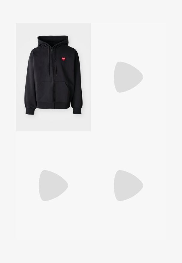 Sudadera con cremallera negra de mezcla de algodón, con un bolsillo frontal y un logo de corazón rojo en el pecho izquierdo. Textura suave, capucha ajustable con cordón.; Camiseta de algodón blanca con mangas cortas, cuello redondo, que presenta un pequeño logo dorado en la parte izquierda del pecho. Textura suave y corte regular.; Jeans de mezclilla azul oscuro con cintura alta, diseño de pierna recta, costuras contrastantes y bolsillos de parche en la parte delantera.; Zapatillas de ante negras con suelas de goma blancas y rayas laterales, combinadas con pantalones cargo verde claro, de pie sobre una superficie oscura texturizada.