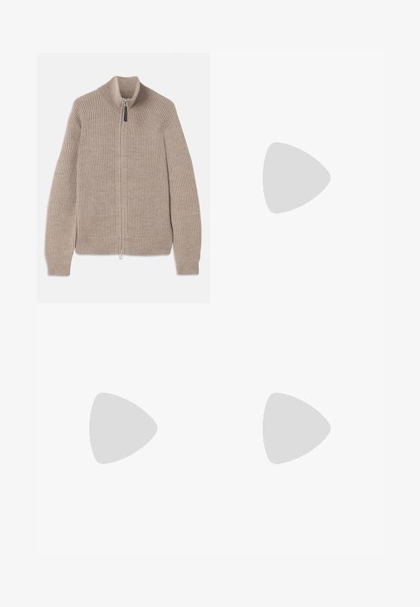 Sweater bege tricotado com fecho éclair, textura canelada, gola alta e mangas longas. Apresenta um fecho metálico e sem padrões adicionais.; T-shirt de algodão castanho com decote redondo, mangas curtas e um pequeno logótipo impresso na frente. Textura de tecido lisa, ajuste casual.; Calças castanhas de cintura alta feitas de tecido texturado. Apresentam pernas largas e duas pregas frontais para estrutura. Acabamento cuidadoso sem hardware visível.; Mocassim de couro preto com acabamento brilhante, bico arredondado, detalhes de costura subtil e sola de borracha espessa para durabilidade.