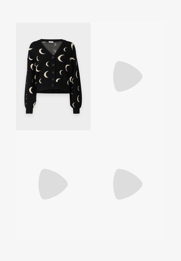 Noisy May NMCHARLOTT V-NECK CARDIGAN - Gilet - black; T-shirt noir surdimensionné avec des manches courtes, un col rond et un ourlet droit. Fabriqué en coton doux avec une texture lisse. Vue arrière seulement.; Shorts noirs au design soigné, avec des plis avant, un front plat et une fermeture à un bouton. Tissu à texture lisse.; Tongs noires avec des sangles en caoutchouc et un semelage texturé. Présente une légère plateforme et un design moulé pour le confort. Nom de la marque en relief.