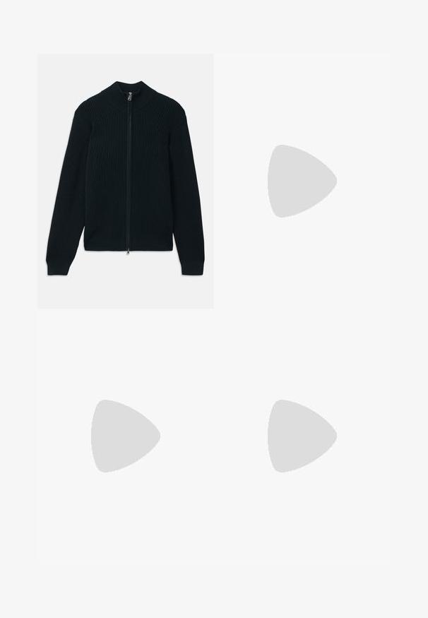 Suéter escuro canelado com fecho zip, apresentando um colarinho alto, um fecho suave e punhos ajustados. Feito de um tecido texturizado e elástico.; Camisa branca de algodão com mangas curtas, gola redonda e um pequeno logótipo cinza na área do peito esquerdo. Textura suave.; Calças brancas, ajustadas, com frente lisa, duas pregas e bainhas viradas. Feitas de um tecido suave com fecho de botão na cintura.; Mocassim de couro preto com acabamento brilhante, bico arredondado, detalhes de costura subtil e sola de borracha espessa para durabilidade.