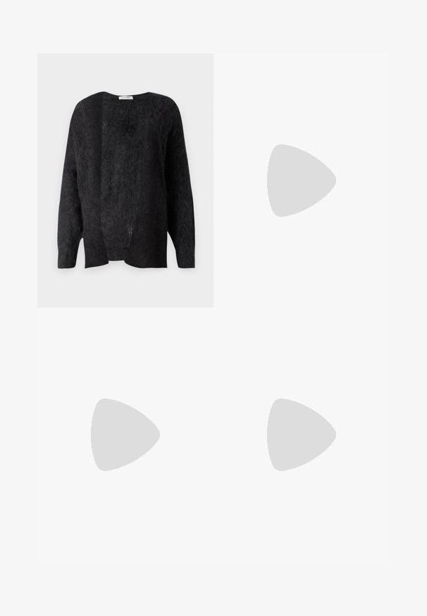 Cardigan negru, pufos, cu fața deschisă, croială lejeră și mâneci lungi. Prezintă o textură moale și detalii minime de cusătură.; Tricou alb din bumbac, cu mâneci scurte, guler rotund, croială confortabilă și fără modele sau grafice vizibile. Textură netedă și design simplu.; Pantaloni din denim negri, cu croială largă și textură netedă, având cinci buzunare și detalii din metal de culoare cupru. Închidere clasică cu nasture.; Mocasini negri din piele cu talpă structurată, având un toc bloc ușor ridicat și uniorizont superior texturat, asigurate de o curea frontală.; Geantă de umăr din piele neagră cu o textură netedă, având un umăr subțire și lung, și un detaliu subtil cusut pe mijloc.
