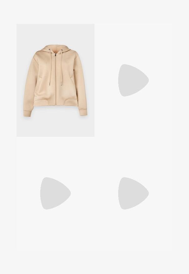 WEEKEND MaxMara PARSEC - Majica s kapuljačom i patentnim zatvaračem - beige; Bijela pamučna majica s odvažnim crnim tekstom koji sadrži naziv branda, lokaciju, godinu osnivanja i slogan u kružnom rasporedu. Okrugli izrez.; Bijele široke hlače izrađene od pamuka s glatkom teksturom. Imaju prednji gumb, patentni zatvarač i dizajn s četiri džepa.; Crne natikače s glatkom kožnom završnom obradom, s ukriženim trakama i izrezbarenim detaljima, te ravnim, fleksibilnim potplatima.
