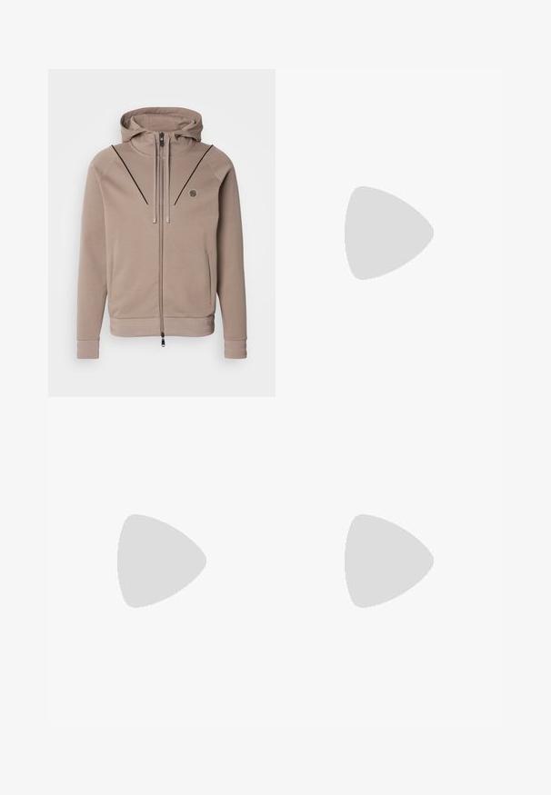 Khaki bunda so zipsom, s kapucňou, prednými vreckami a tmavými akcentmi pozdĺž ramien. Vyrobená z mäkkého, ľahkého materiálu.; Čierne tričko s krátkym rukávom vyrobené z mäkkého materiálu, s okrúhlym výstrihom a jemným logom na prednej strane. Vnútorný golier má oranžový akcent.; Čierne tepláky vyrobené z mäkkého materiálu s elastickým pásom, šnúrkou na stiahnutie a zúženými nohavicami. Obsahujú malé logo na boku.; Čierne tenisky s hladkým syntetickým zvrškom, oválnou špičkou, plochými šnúrkami a ryhovanou gumenou podrážkou. Minimalistický dizajn so šitými akcentmi.
