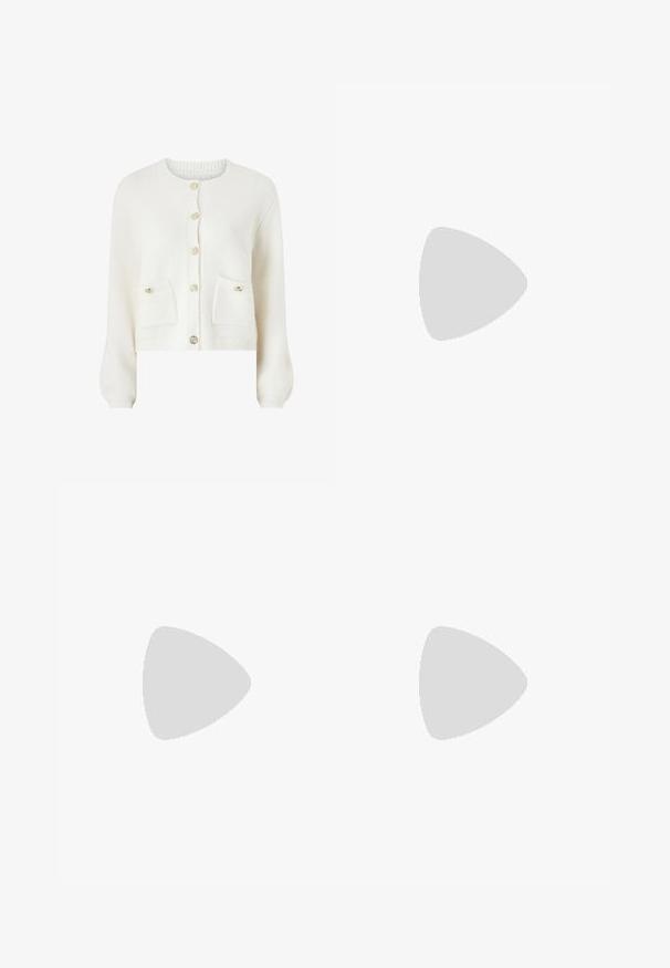 Weißer, flauschiger Strickcardigan mit rundem Ausschnitt, Knöpfen auf der Vorderseite und zwei aufgesetzten Taschen. Mit gerippten Bündchen und Saum.; Weißes T-Shirt mit kurzen Ärmeln aus glatter Stoffqualität, mit rundem Ausschnitt und dezenten Nähten am Saum.; Helle blaue weit geschnittene Jeans aus Denim mit hoher Taille, vorderen Taschen und einem Knopfverschluss. Glatte Textur mit ausgewaschenen Stellen.; Weißer Sportschuh mit Mesh-Obermaterial, navyblauen Akzenten und gepolsterter Sohle. Verfügt über das "N"-Logo, Schnürsenkel und eine strukturierte Detailverarbeitung an der Seite.