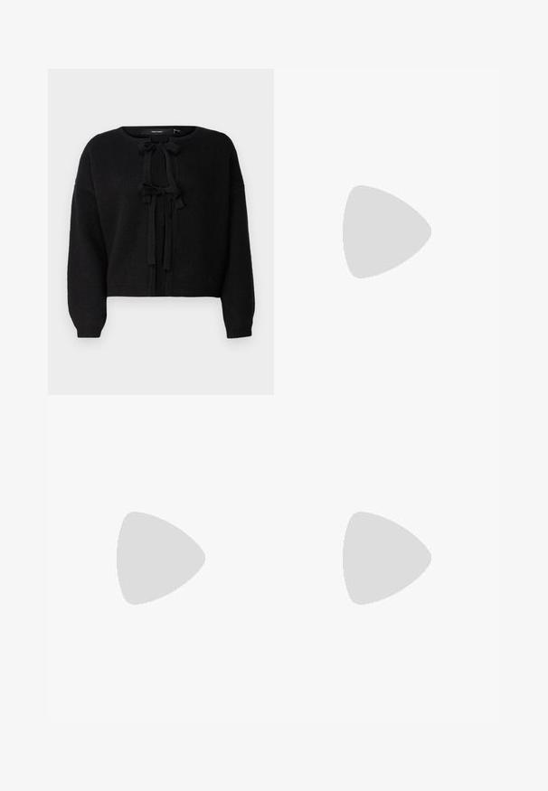 Vero Moda O NECK - Gilet - black; T-shirt noir à manches courtes en coton. Il présente un col rond, une coupe décontractée et un ourlet net sans motifs ni accessoires visibles.; Pantalons plissés noirs avec une taille élastique. Présente des jambes larges et un tissu lisse texturé avec des rayures verticales.; Escarpin noir en cuir à bout pointu avec une bride de cheville et un talon épais. Texture lisse, design élégant et esthétique minimaliste.