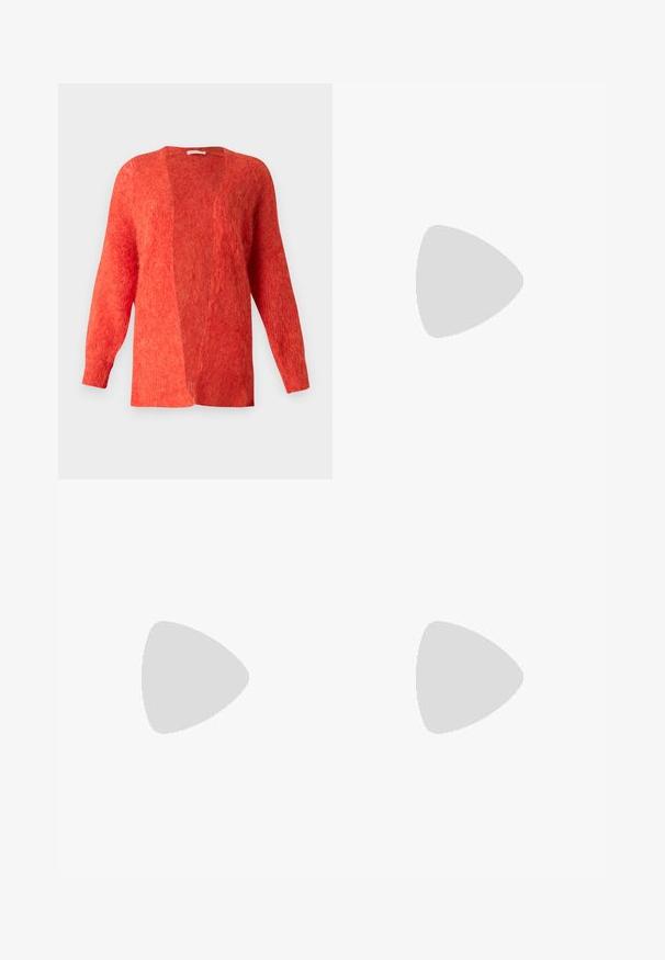 Rød åpen front cardigan laget av mykt, teksturert strikkemateriale. Har lange ermer og en avslappet passform. Ingen lukninger, minimalistisk design.; Svart t-skjorte med korte ermer, med en skinnende "Guess" logo i kursiv og "Los Angeles" under, laget av mykt bomullsmateriale.; Blå denim cargo-bukser med en avslappet passform, som har to sidelommer, forsterket søm og rett ben design.; Hvite lær sneakers med tykk hvit såle, svart semsket hælforsterkning og preget logo på siden. Snøresystem med seks hull.