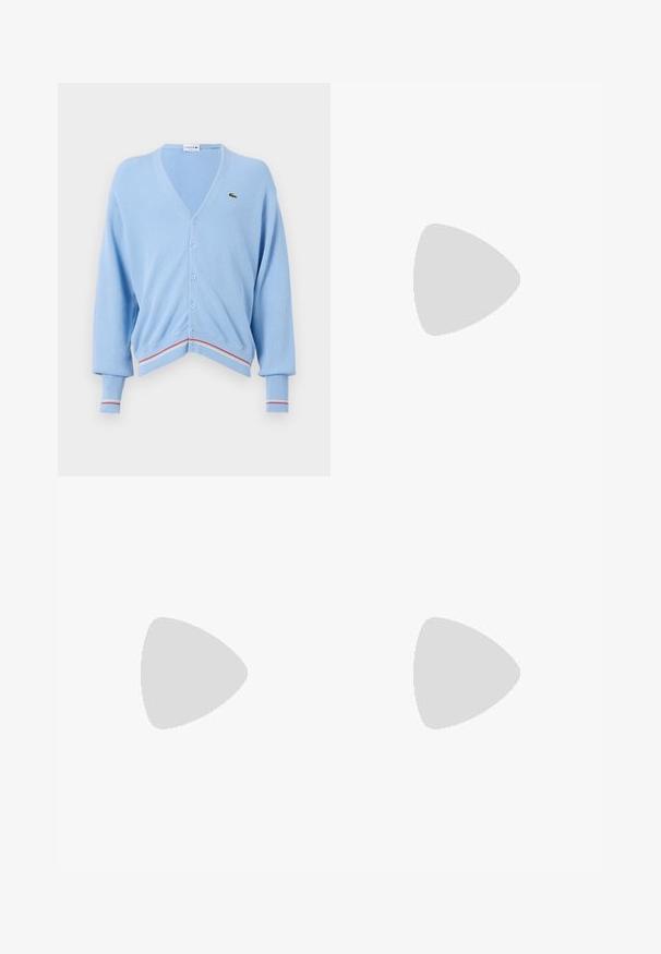 Lichtblauwe cardigan met een V-hals, knoopsluiting en ribgebreide mouwen. Opvallende rode en witte streepaccenten aan de zoom en mouwen. Lacoste-logo aanwezig.; Zwarte katoenen t-shirt met korte mouwen, ronde halslijn en een klein groen logo op de linkerkant van de borstzak. Eenvoudig ontwerp, normale pasvorm.; Zwarte broek van een katoenmix, met een rechte snit, een elastische tailleband met knoop en zonder zichtbare patronen of accenten.; Zwart-witte Lacoste sneakers met een gestructureerde leren bovenkant, voorzien van een vetersluiting en een witte rubberen loopzool. Gecombineerd met een donkere jeans.