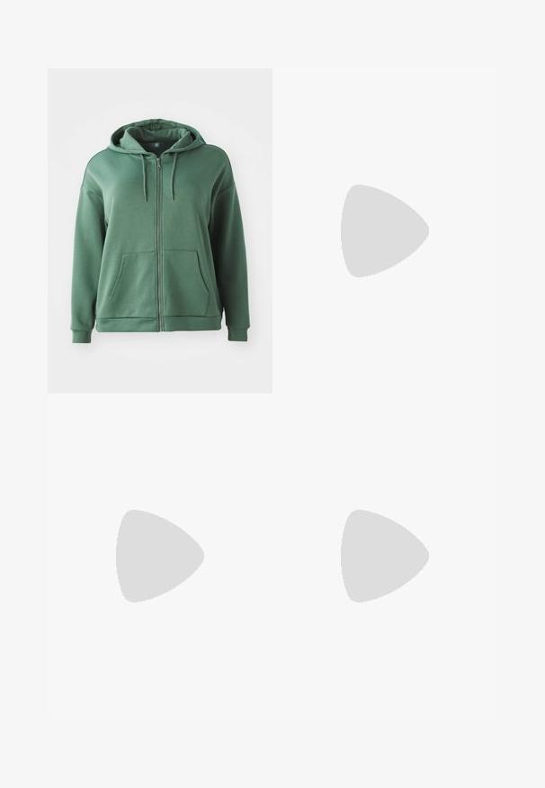 Zelená mikina na zips vyrobená z jemnej látky. Obsahuje kapucňu, dve predné vrecká a dlhé rukávy s pružnými manžetami. Hladká textura a jednoduchý dizajn.; Námornícka modrá tričko s V-výstrihom a krátkymi rukávmi, vyrobené z textúrovanej, ľahkej tkaniny. Má malé strieborné logo na hornej ľavej strane hrudníka.; Čierne legíny vyrobené z hladkého, elastického materiálu s vysokým pásom. Obsahujú biele logo na ľavom stehne a sú strihané na telo.; Čierne športové topánky s textúrovanou tkaninou, bielou podrážkou a čiernymi šnúrkami. Nosené s bielymi rebrovanými ponožkami, postavené na svetlom povrchu.