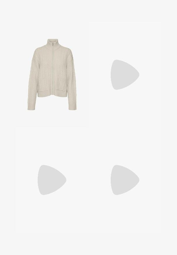 Světle béžový pletený cardigan s vysokým límcem, plným zipem, dvěma předními kapsami a žebrovaným spodním lemem a manžetami. Měkká textura, uvolněný střih.; Bílý žebrovaný tílko s krajkovým lemem na výstřihu a rukávech. Má jemnou texturu a přiléhavý střih. Značková etiketa viditelná uvnitř.; Růžové upravené kalhoty s rovnými nohavicemi, vyrobené z lehké látky. Má přední sklady a klasický pas.; Bílé síťované tenisky se stříbrnými akcenty a texturovanou podrážkou, umístěné na červeném povrchu, zkombinované s kostkovanými kalhotami.