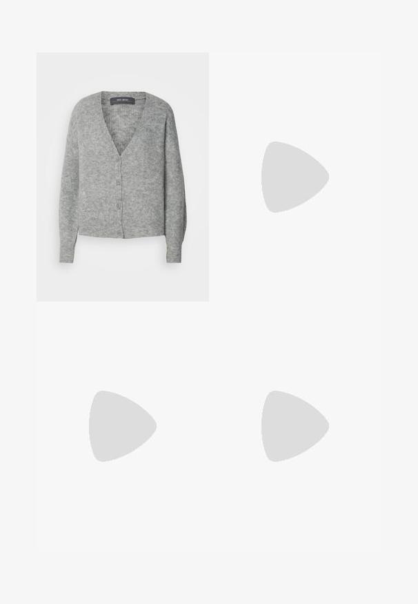 Cardigan in lana grigia con scollo a V, chiusura con bottoni e maniche lunghe. Presenta una trama morbida e una vestibilità rilassata. Nessun motivo o dettaglio decorativo.; T-shirt bianca a maniche corte con scollo rotondo ampio e texture a coste, realizzata in tessuto morbido, caratterizzata da una vestibilità rilassata e un design pulito.; Pantaloni neri a gamba dritta, con tasche frontali e spacchi laterali all'orlo. Realizzati in tessuto morbido e liscio. Adatti a diverse occasioni.; Ballerine slingback rosa pallido con punta affusolata, realizzate in un materiale simile alla pelle liscio. Presentano dettagli a taglio sui lati e un tacco piatto.