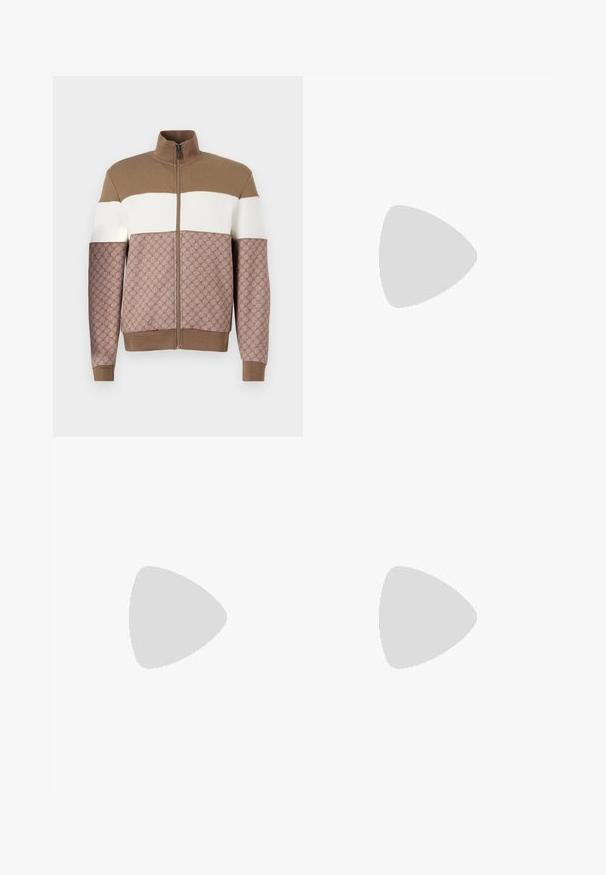 Brun lynlåsjakke med cremefarvede og lysebrune vandrette striber; det strukturerede nederste afsnit har et subtilt mønsterdesign.; Hvid t-shirt lavet af bomuld med et navy og olivengrønt "LACOSTE SPORTSWEAR" logo trykt på tværs af brystet i et buet design.; Grønne mønstrede træningsbukser med elastisk talje, smalle ben og et geometrisk design over det hele. Lavet af letvægtsmateriale.; Hvide lædersneakers med en glat finish, rund tå, flade snørebånd og en struktureret sål. Grå ruskindsdetalje ved hælen.