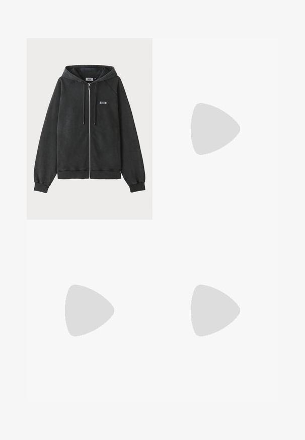 Svart zip-up hettegenser med snøring på hetten, raglanermer og ribbede mansjetter. Har et lite logopatch på brystet. Mykt, teksturert stoff.; Svart bomulls T-skjorte med rund hals og korte ermer. Har en liten blå logo på venstre bryst. Enkel, rettskåret design.; Sorte treningbukser med teksturert stoff, elastisk midje og knapper ved anklene for justerbar passform. Flat foran og rette ben.; Svart lær sneakers med grå detaljer, hvit gummisåle, rund tå og seks svarte snøringhull. Teksturert sidetafele.