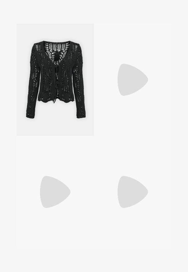ONLY Tall ONLLIZZY - Cardigan - black; Svart t-skjorte med kort erm laget av bomull. Den har rund hals, avslappet passform og ren søm uten synlige mønstre eller hardvare.; Sorte plisserte bukser med elastisk midje. Har vide ben og et glatt, strukturert stoff med vertikale striper.; Svart lær pumps med spiss tå, ankelrem og kraftig hæl. Flat tekstur, strømlinjeformet design og minimalisme.