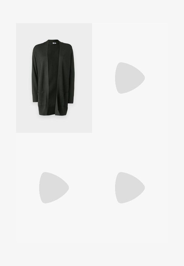 Cardigan verde scuro realizzato in un morbido tessuto a maglia, con scollo aperto, maniche lunghe e due tasche frontali. Leggero e versatile.; T-shirt bianco a maniche corte con una vestibilità rilassata e una texture smock in vita. Realizzato in tessuto morbido e leggero.; Pantaloni neri leggeri con vita elastica e caviglie arricciate. Il tessuto è liscio e presenta un design rilassato e affusolato.; Sneaker nere con lacci e suola spessa, caratterizzate da una tomaia in pelle liscia, punta arrotondata e un distintivo design a piattaforma stratificata.