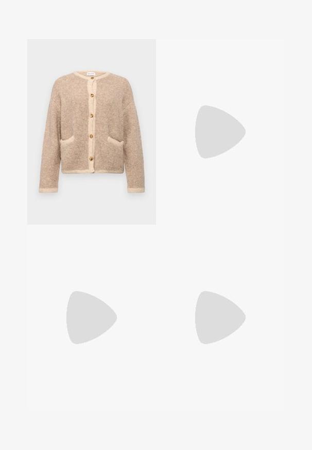 Malina CARLY - Cardigan - beige; Tricou negru cu manșon scurt, fabricat din bumbac moale, având un guler rotund, o croială lejeră și o textură netedă. Fără modele sau grafice vizibile.; Pantaloni negri cu pliuri largi și talie elastică. Materialul are pliuri verticale și o textură netedă.; Sandal cu toc negru, cu design de curea împletită, vârf pătrat și curea de gleznă ajustabilă. Tălpică de un bej deschis și toc negru lucios.