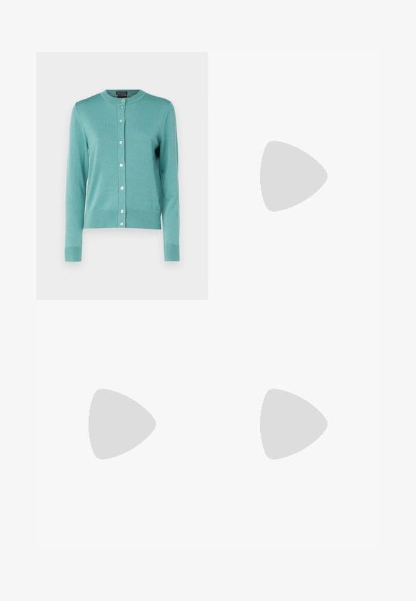 BOSS FADENASI - Casaco de malha - open green; T-shirt de algodão azul-marinho com mangas curtas, apresentando o texto branco "TOMMY HILFIGER EST. 1985". Inclui um pequeno logotipo no braço.; Calças jeans brancas de perna larga, feitas de tecido de algodão misto. Apresentam fecho de correr, design de cinco bolsos e costura ao longo das costuras.; Sapatilhas de lona brancas com ilhós dourados, atacadores planos, sola de borracha texturizada e marcas mínimas de branding de lado. Design de baixo perfil.