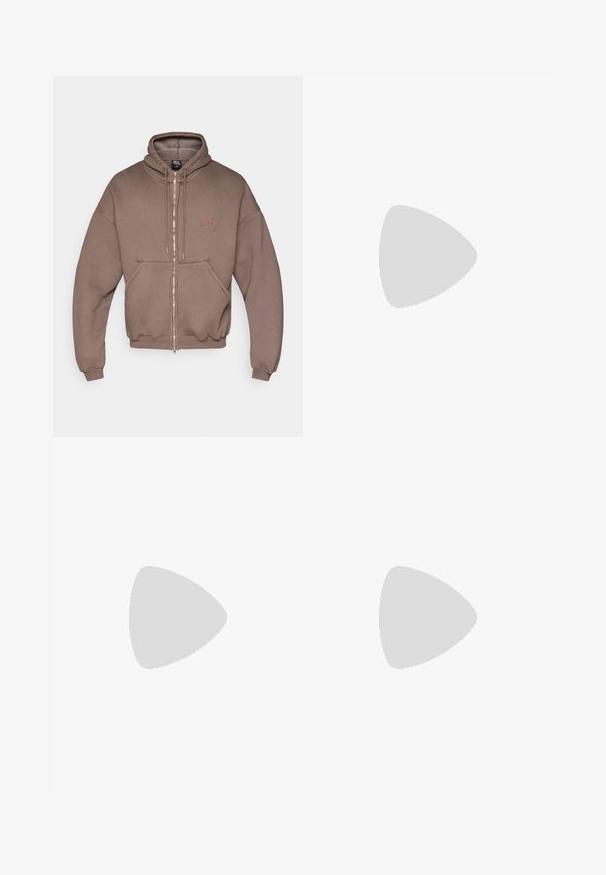 Bruine hoodie met rits, voorzien van een ruime voorkantzak, geribbelde manchetten en zoom. Heeft een geborduurd logo op de borst, gemaakt van gestructureerde stof.; Beige katoenen T-shirt met korte mouwen, ronde hals en een klein zwart logo op de linkerborst. Glad, ongeversierd stof.; Zwarte, taps toelopende broek met een elastische tailleband, een ritszak aan de zijkant en een heerlijke, lichte stof. Ideaal voor actieve kleding.; Zwarte Hoka hardloopschoen met een bovenwerk van mesh, textuurdetails en een dikke, gevoerde zool met taps toelopende randen voor verbeterde ondersteuning.