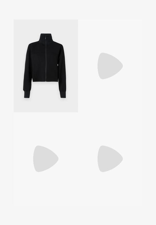 Giacca nera corta con zip in tessuto morbido. Presenta un colletto alto e maniche lunghe con polsini a costine. Dettagli di cucitura sul petto.; T-shirt nera a maniche corte in cotone. Presenta una grafica bianca con il testo "KARL" e una figura stilizzata sul petto. Collo rotondo.; Pantaloni larghi neri con accenti bianchi, dotati di dettagli in oro sulle tasche posteriori e una finitura in tessuto liscia e testurizzata.; Sneaker in pelle nera con dettaglio ricamato bianco "Karl", punta rotonda, design con lacci e una spessa suola bianca con accenti testurizzati.
