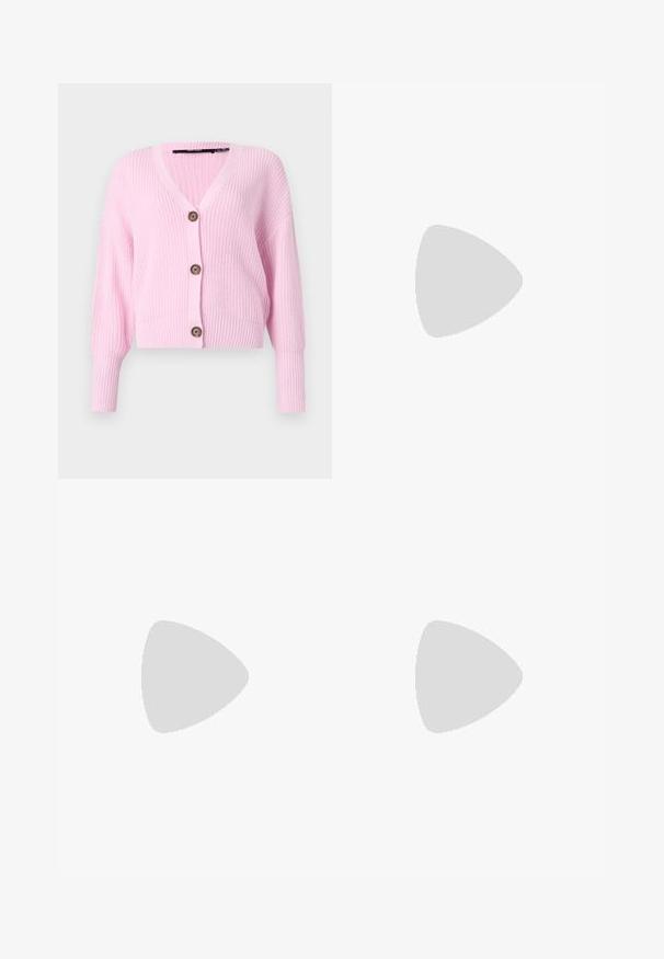 Ružový zkrátený kardigán vyrobený z pleteniny, s výstrihom do V, dlhými rukávmi a štyrmi hnedými gombíkmi po celej prednej strane. Štruktúrovaný povrch.; Biela krátkopsová tričko vyrobené z bavlny. Má okrúhly výstrih a voľný strih. Hladká textúra bez viditeľných vzorov alebo akcentov.; Svetlomodré riflové nohavice s širokými nohavicami, vyrobené z denimu, s piatimi vreckami, zapínaním na gombík a šitím pozdĺž švov a lemov.; Rúžové semišové tenisky s čiernymi pruhmi, gumovou podrážkou a textúrovaným fialovým podpätkom. Obsahujú šnurovací dizajn a embosované logo na strane.; Hnedá kožená taška cez rameno so šetrným a voľným dizajnom. Taška má široký popruh a minimalistický tvar, doplnený jemnou textúrou.