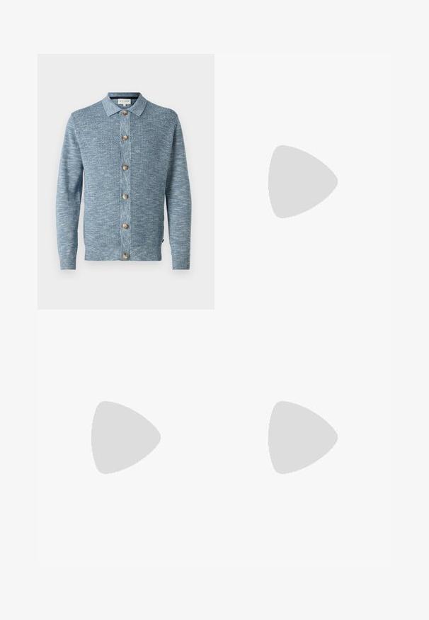 Cardigan lavorato a maglia di colore azzurro chiaro con un motivo testurizzato, dotato di chiusura con bottoni e bottoni in legno, maniche lunghe e colletto classico.; Due magliette in cotone bianche a maniche corte e collo rotondo, con una texture liscia e un design semplice, impilate in un'ordinata disposizione verticale.; Jeans in denim blu con taglio dritto, dotati di vita alta, rivetti in rame e cuciture arancioni. Tasche anteriori e posteriori incluse.; Sneakers beige chiaro realizzati in materiali scamosciati e in tessuto, con tre strisce grigie, dettagli testurizzati e una suola in gomma beige. I lacci sono bianchi.