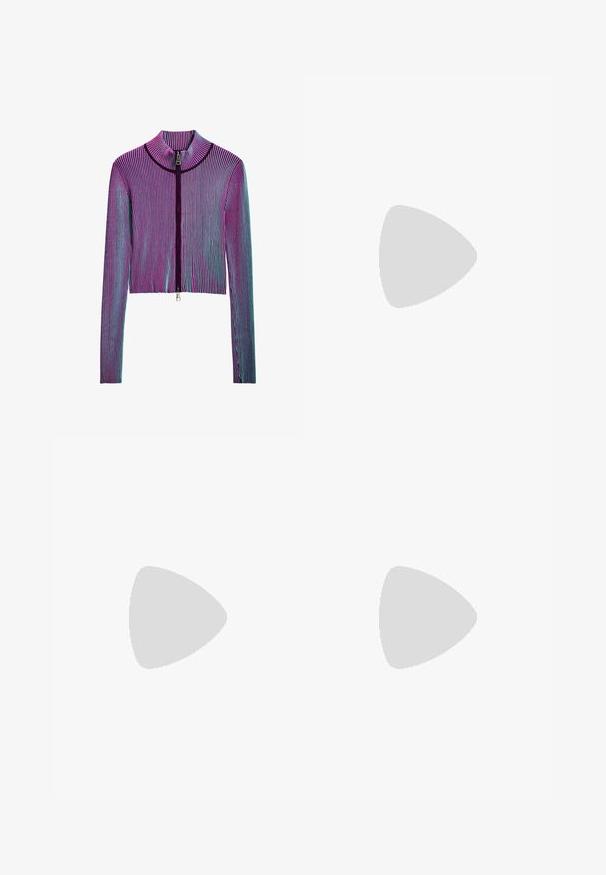 Zkrácená mikina na zip s dlouhými rukávy v pestrém žebrovaném vzoru s růžovými, fialovými a modrými pruhy. Stříbrný detail zipu vpředu.; Bílý žebrovaný tílko s kulatým výstřihem a širokými ramínky, s přiléhavým střihem a jemnou strukturou.; Šedé tepláky s uvolněným střihem, elastickým pasem, šňůrkou a bočními kapsami; vyrobeny z měkké, strukturované tkaniny.; Sportovní obuv Nike v bílé a světle růžové barvě. Má síťovaný svršek a charakteristickou zakřivenou podrážku s viditelným vzduchovým polstrováním.