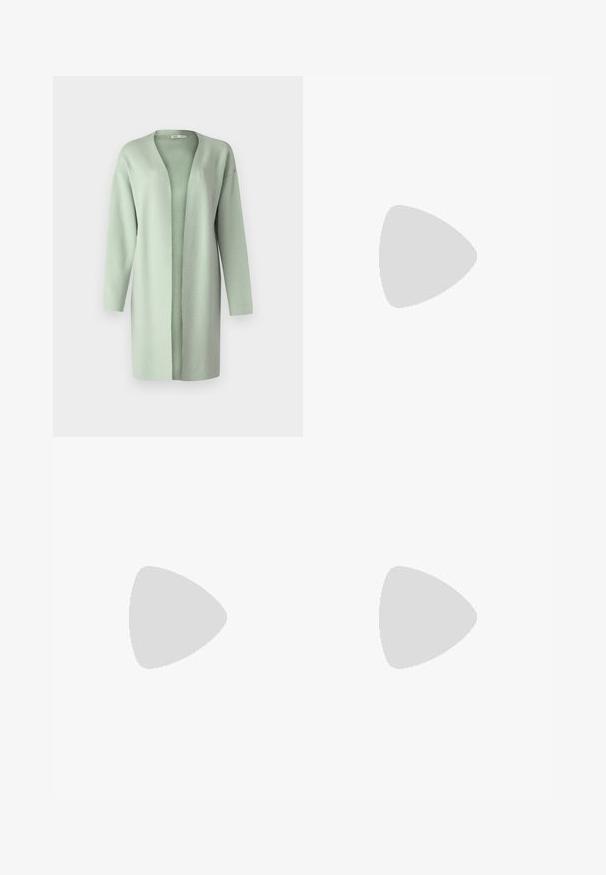 Dlhý kardigán s otvoreným predným dielom vyrobený z mäkkej, textúrovanej svetlozelené látky. Má dlhé rukávy a voľný strih bez zapínania.; Čierny dlhý rukáv top vyrobený z hladkej látky, so zaobleným výstrihom a nariasenými detailmi na pleciach a manžetách.; Svetlomodré džínsy s širokými nohavicami vyrobené z denimu, s vysokým pásom, piatimi vreckami a viditeľnými stehmi pozdĺž švov.; Čierne kožené členkové topánky s okrúhlou špičkou, šnurovaním vpredu a hrubou gumovou podrážkou s textúrovaným vzorom. Sťahovací pútko na zadnej strane.; Čierna kožená clutch taška s klopou a zlatým kovovým detailom s prackou. Obsahuje čierny remienok a elegantný, minimalistický dizajn.; Zlaté kruhové náušnice, tenké a okrúhleho tvaru, s hladkým kovovým povrchom a bez ozdôb alebo vzorov.