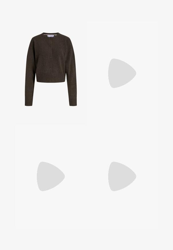 Temno rjava pletena kratka jopica z dolgimi rokavi, zapiranje spredaj na gumb, rebrasti manšeti in pasom, z okroglo ovratnico.; Rjava rebrasta kratka majica s nekoliko ukrivljenim robom. Mehka tekstura in sproščen fit, z okroglo izreznico in minimalnimi šivi.; Črne široke hlače z visokim pasom, ki vsebujejo sprednje nabore in z gumbom za zapiranje na pasu, izdelane iz gladkega materiala.; Beige ante čevlji s temno rdečimi črtami, belimi detajli, masivnim prozornim podplatom in povišano blagovno znamko na strani. Sponke za vezanje.