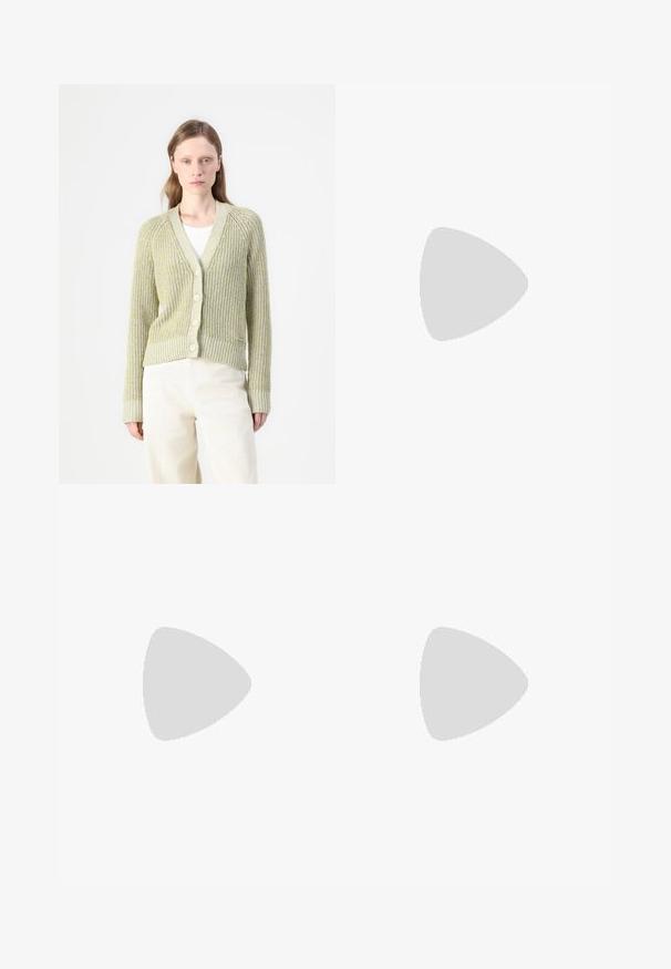 Lichtgroene gebreide cardigan met een V-hals, geribde mouwen en vijf knopen. Getextureerde weving met contrasterende gele strepen.; Zwarte korte mouwen coltrui gemaakt van lichtgewicht stof met een gladde textuur en een getailleerde pasvorm, met een hoge halslijn.; Geweven tweed rok in een zwart-wit visgraatpatroon, met twee voorzakken en een gouden rits aan de achterkant met rafelige randen.; Hoge zwarte leren laarzen met een slank ontwerp, spitse neus en een gouden kettingaccent bij de enkel. Lage blokhak. Glad textuur.