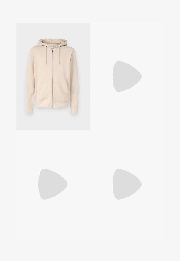 Bež hoodie sa zatvaračem napravljen od mekog materijala, koji sadrži kapuljaču, uže za podešavanje i dva prednja džepa. Rukavi i donji rub su rebrasti.; Bijela pamučna majica, kratki rukavi, okrugli izrez. Sadrži crni tekstualni logo "JACK & JONES" na lijevoj strani prsnog dijela. Jednostavan, običan dizajn.; Bijele cargo hlače s opuštenim krojem, prednjim kopčanjem na gumb i više džepova s bočnih strana, izrađene su od izdržljive pamučne tkanine.; Bež nubuk tenisice s okruglim vrhom, vezanjem sprijeda i teksturiranim stražnjim naglaskom. Bijela gumena potpetica pruža kontrast. Jednostavan i moderan dizajn.