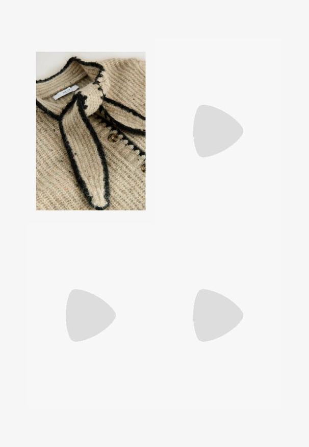 Beige Strickcardigan mit strukturiertem Muster, schwarzem Besatz und einer Schleifenverschluss am Hals. Verfügt über runde Knöpfe an der Vorderseite.; Weißes T-Shirt mit kurzen Ärmeln, lockerer Passform und gerafftem Stoff an der Taille. Aus weichem, leichtem Material gefertigt.; Weiße Jeans im weit geschnittenen Design aus Denim mit hoher Taille, ausgestattet mit fünf Taschen und Metallbeschlägen. Glatte Textur, keine sichtbaren Muster.; Helle blaue Flip-Flops mit drei verstellbaren Riemen und silbernen Schnallen; strukturierte Sohle und glattes Obermaterial. Tragen mit hochgerollten beigen Hosen.