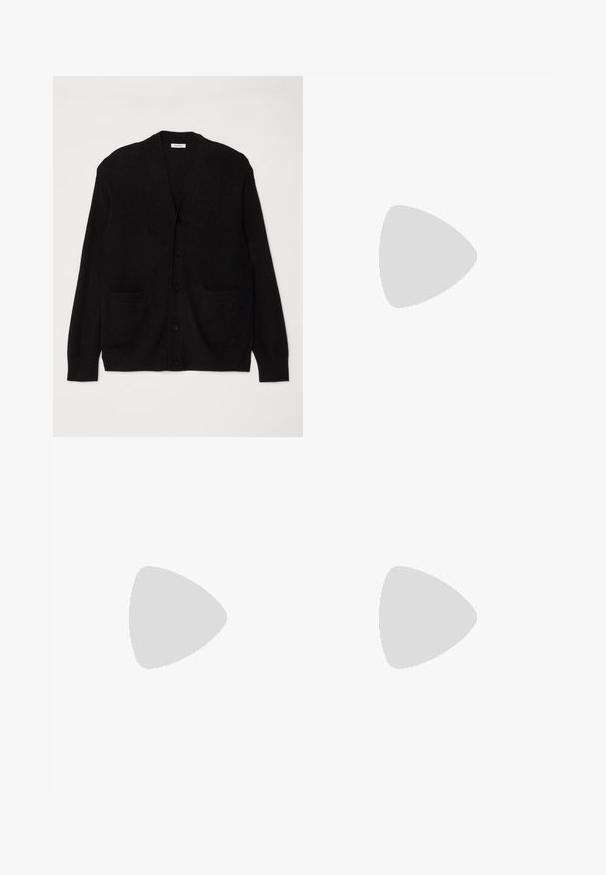 Cárdigan negro hecho de material suave, con escote en V, seis botones en la parte delantera y dos bolsillos frontales con puños de canalé.; Camiseta negra de manga larga hecha de algodón. Presenta un cuello redondo, puños acanalados y un pequeño logotipo bordado en rojo en el pecho. Textura suave.; Pantalones negros de tela ligera, con una cintura elástica que incluye un cinturón verde integrado, corte recto y bolsillos laterales.; Zapatilla negra de piel de caña baja con cordones negros y suela color crema, mostrada en perfil lateral sobre fondo blanco.
